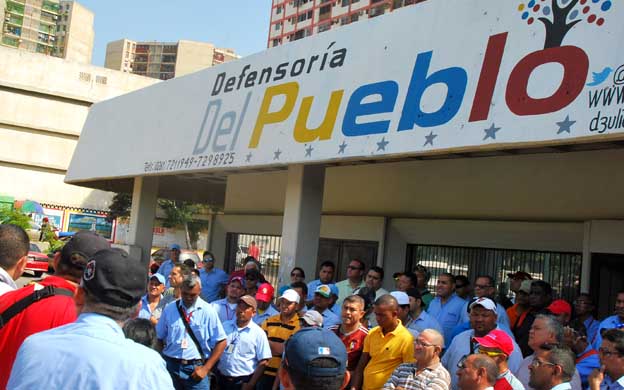 Maracaibo,Venezuela,06/05/2016. Trabajadores de CORPOELEC protestan y formalizan denuncias en la Defensoria del Pueblo.