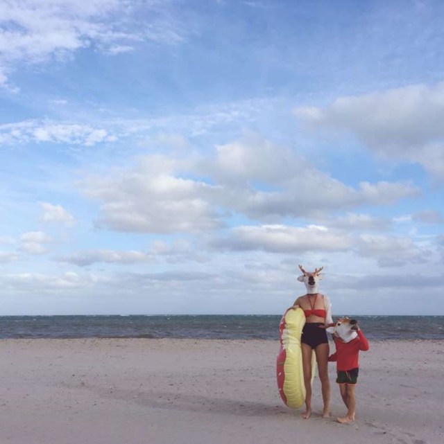 "Esta imagen fue tomada como parte de una serie que hice para el #WHPwonderland de instagram. Cada fin de semana, cuando sale el proyecto hashtag, trato de llegar a una idea y este fin de semana, el fin de semana antes de Navidad, era el país de las maravillas. Para esto me fui en una pequeña aventura con mi hijo a la playa y usamos las máscaras de renos".