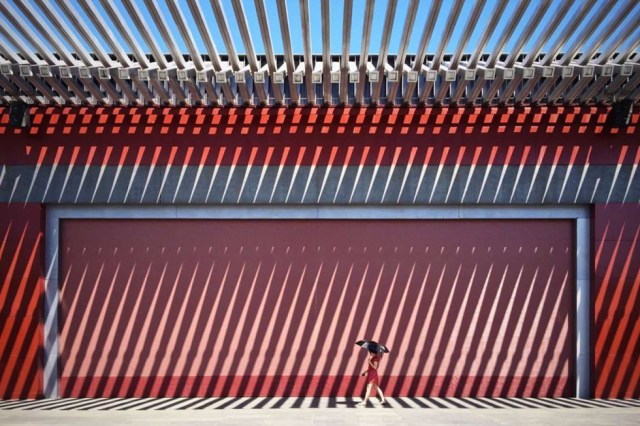 "La foto 'China Red' fue tomada en el Parque Olímpico de Beijing, frente a esta muralla roja china tradicional. Me fascinó el gran efecto visual que fue creado por las luces y las sombras".