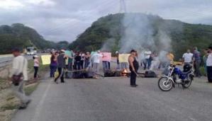 #13Mar: Protestas restringe el transito en la autopista Ocumare-Charallave