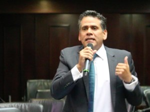 El salario perdió 60 veces su valor en dos meses, asegura diputado Rafael Guzmán