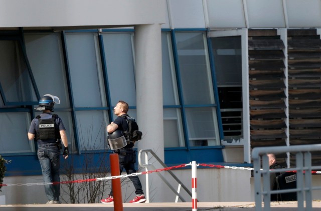 Police inside the Tocqueville high school after a shooting has taken place injuring at least eight people, in Grasse, southern France, March 16, 2017.   REUTERS/Eric Gaillard