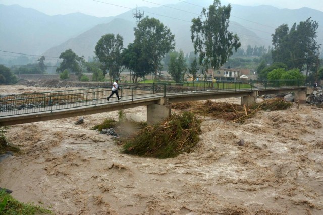 Fotografía cedida por la Agencia Andina que muestra el caudal de un río hoy, miércoles 15 de marzo de 2017, en la población de Lurín (Perú). Las fuertes lluvias de los últimos días han causado varias inundaciones en el país. EFE/Cortesía Agencia Andina/SOLO USO EDITORIAL