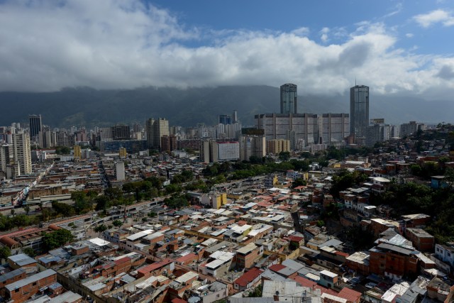 General view of the San Agustin shantytown in Caracas on March 11, 2017. Artists are using art as a tool to fight exclusion and crime among young people. / AFP PHOTO / FEDERICO PARRA / TO GO WITH AFP STORY BY MARIA ISABEL SANCHEZ