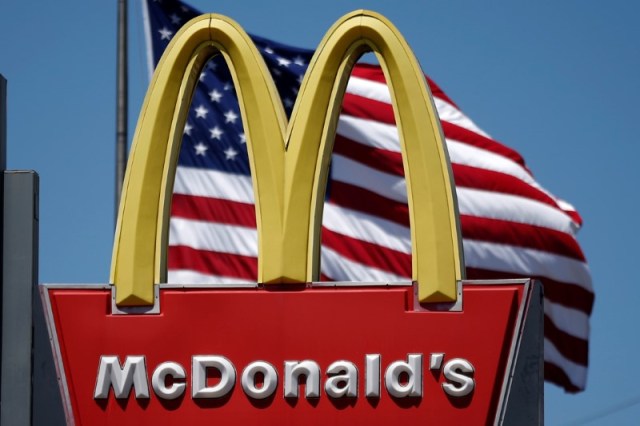 El logo de McDonald's es visto en Los Ángeles, California, Estados Unidos. 22 de abril 2016. McDonald's Corp borró el jueves un tweet que criticaba al presidente estadounidense, Donald Trump, y dijo que su cuenta oficial en Twitter se vio comprometida. REUTERS/Lucy Nicholson