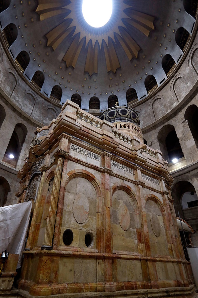 El recién restaurado edículo con la tumba de Jesucristo dentro de la iglesia del Santo Sepulcro de Jerusalén, Israel, el 20 de marzo de 2017.
