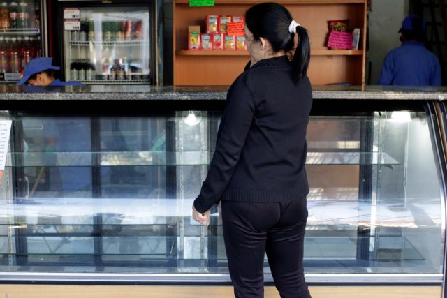 A woman waits to buy bread at a bakery in Caracas, Venezuela March 17, 2017. REUTERS/Marco Bello