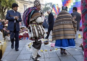 Ritos y vigilias ante entrega de réplica de Bolivia contra Chile en La Haya (fotos)