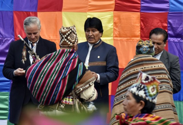 Bolivian President Evo Morales (C), Vice-President Alvaro Garcia Linera (L) and the Minister of the Presidency Rene Martinez take part in an Andean ritual performed at a square in La Paz on March 21, 2017 as Morales's government submitted its response to a counter-suit filed by Chile at the International Court of Justice (ICJ), the latest legal wrangling in landlocked Bolivia's long-standing struggle to regain access to the Pacific Ocean. The two countries, currently locked in a bitter border dispute at the ICJ, severed diplomatic ties in 1978 and have a beef dating back to the War of the Pacific in the 19th century, when Bolivia lost its access to the sea to Chile. / AFP PHOTO / Aizar RALDES