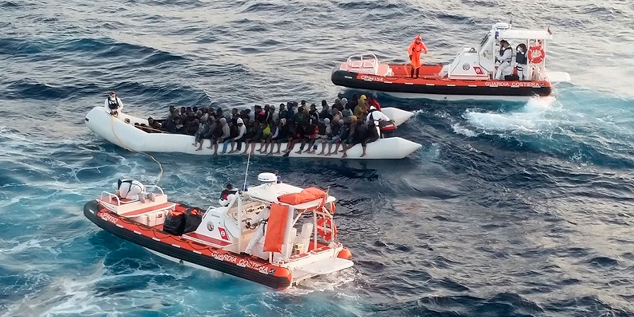 Desembarcan en Sicilia 946 inmigrantes y bebé nacido en el barco de rescate