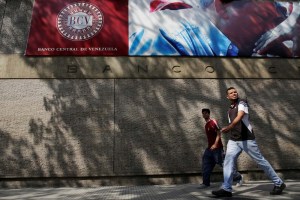 Las reservas del Banco Central de Venezuela siguen bajando, dice JP Morgan