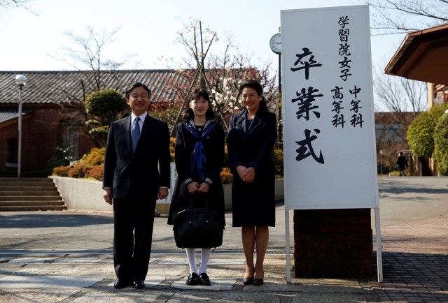 Japan's Princess Aiko (C), accompanied by her parents Crown Prince Naruhito and Crown Princess Masako, poses for photos as they attend her graduation ceremony at the Gakushuin Girls' Junior High School in Tokyo, Japan, March 22, 2017. REUTERS/Issei Kato
