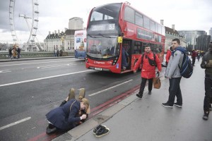 Varios heridos al ser arrollados por un vehículo cerca del parlamento británico