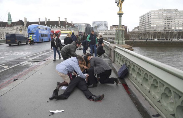 Injured people are assisted after an incident on Westminster Bridge in London, March 22, 2017. REUTERS/Toby Melville