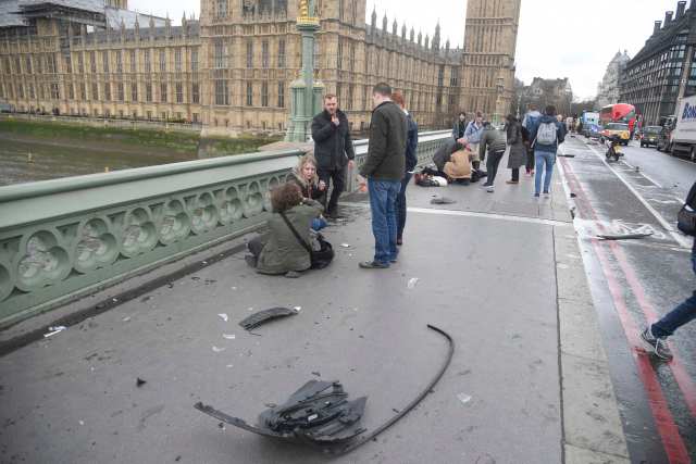 Unas personas heridas reciben asistencia tras un incidente en el puente de Westminster en Londres, Mar 22, 2017. Un policía fue apuñalado, un atacante fue abatido a tiros y varias personas resultaron heridas el miércoles cerca del Parlamento en Londres, en un suceso que está siendo tratado como un "incidente terrorista" por la policía. REUTERS/Toby Melville