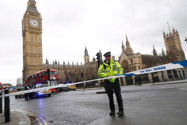 Un policía acordona la plaza del Parlamento británico en Londres luego de que se escucharon fuertes detonaciones, mar 22, 2017.Un policía fue apuñalado, un atacante fue abatido a tiros y varias personas resultaron heridas el miércoles cerca del Parlamento en Londres, en un suceso que está siendo tratado como un "incidente terrorista" por la policía.  REUTERS/Stefan Wermuth