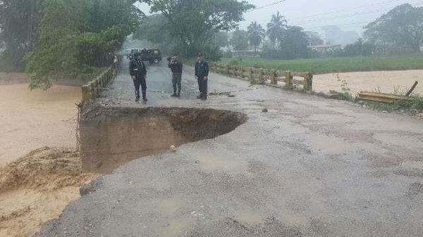 Otra vez colapsó el estribo norte del puente La Arenosa entre Coloncito y La Fría, en la Troncal 001