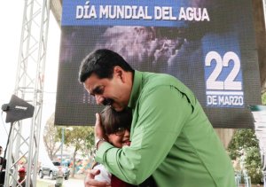 Una ayudaíta por favor… ¿Qué le habrá pedido esta niña a Maduro? (Video)