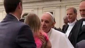 Niña de tres años le dio un beso al papa Francisco y le quitó el solideo (video)