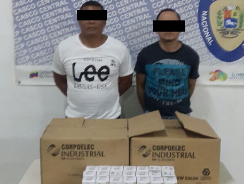 Detienen a dos negociantes por supuesta comercialización de bombillos de Corpoelec