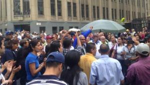 Trabajadores universitarios y GNB se enfrentaron por protesta que se dirigía a la Vicepresidencia (Videos)