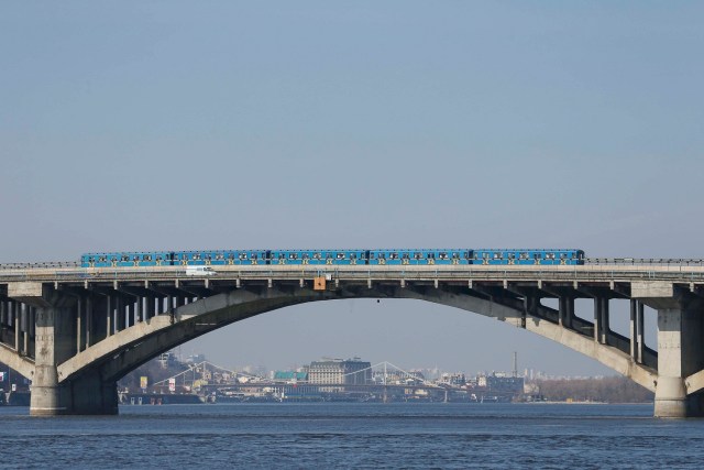 A metro train moves along a bridge over the Dnipro River in Kiev, Ukraine, March 22, 2017. REUTERS/Valentyn Ogirenko