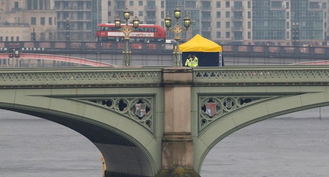 Police officers and forensics investigators and police officers work on Westminster Bridge the morning after an attack by a man driving a car and weilding a knife left five people dead and dozens injured, in London, Britain, March 23, 2017. REUTERS/Darren Staples