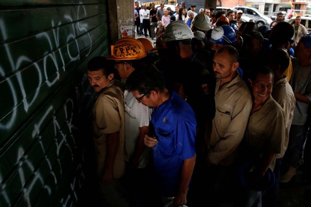 People queue as they try to buy bread outside a bakery in Caracas, Venezuela July 21, 2016. REUTERS/Carlos Garcia Rawlins SEARCH "GARCIA QUEUEING" FOR THIS STORY. SEARCH "WIDER IMAGE" FOR ALL STORIES.