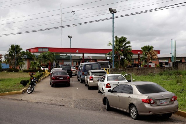 Venezuelan motorists line up for fuel at a gas station of Venezuelan state oil company PDVSA in Maturin, Venezuela March 23, 2017. REUTERS/Marco Bello