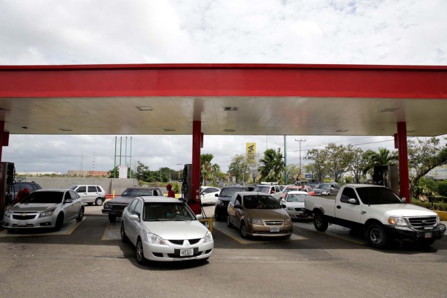 Venezuelan motorists line up for fuel at a gas station of Venezuelan state oil company PDVSA in Maturin, Venezuela March 23, 2017. REUTERS/Marco Bello
