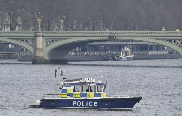 Una embarcación de la policía patrulla por el río Thamesis en Londres (Reino Unido), hoy, 23 de marzo de 2017. EFE/Facundo Arrizabalaga