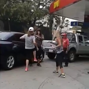 Pelea de sifrinas en Caracas por colearse en la fila para echar gasolina (VIDEO)