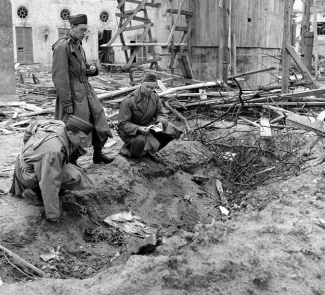 Foto:  Soldados soviéticos examinan la zanja en la que presuntamente fueron incinerados Hitler y Eva Braun / unpaseoporlamemoria.com