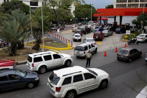 Siguen las largas colas por falta de gasolina en Caracas y otras ciudades (fotos)