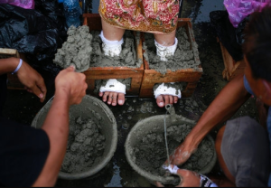 Increíble protesta en Indonesia donde se cubren los pies con cementos (FOTOS)