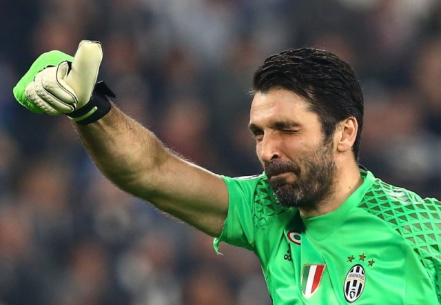 El portero italiano Gianluigi Buffon, en un partido con Juventus en Turín, Italia. 14/3/17 El veterano portero Gianluigi Buffon jugará el viernes su partido número 1.000 como profesional, cuando la selección de fútbol de Italia reciba a Albania por la eliminatoria europea para la Copa del Mundo. Reuters / Stefano Rellandini Livepic