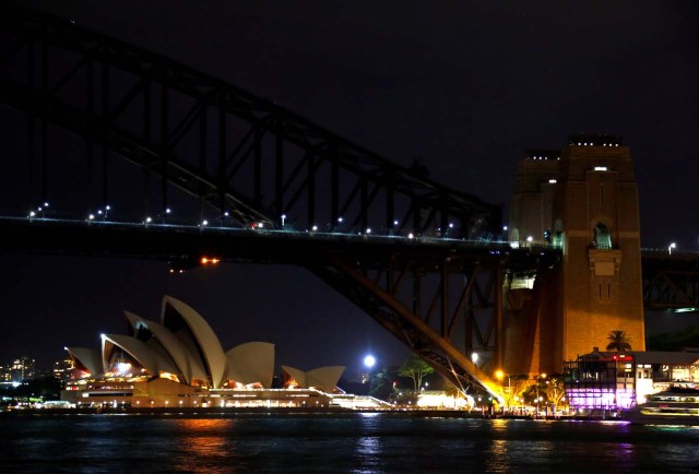 The Sydney Harbour Bridge and Opera House seen during the tenth anniversary of Earth Hour in Sydney, Australia, March 25, 2017. REUTERS/David Gray