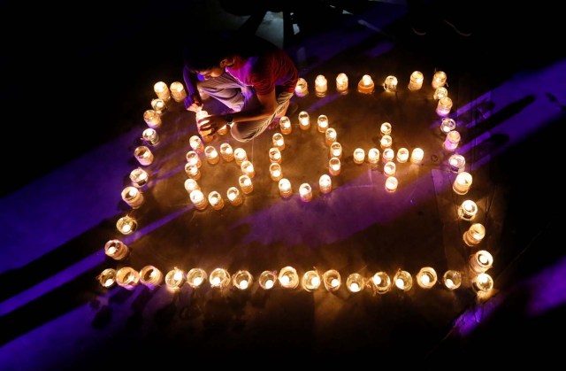A man lights lamps to form the number 60, representing the 60 minutes of Earth Hour, during Earth Hour in Colombo, Sri Lanka March 25, 2017. REUTERS/Dinuka Liyanawatte