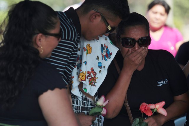 Relatives attend the funeral of Diana Lemus, 21, and her sister Yamileth, 7, who according to local media were kidnapped before their bodies were found, in San Salvador, El Salvador, March 25, 2017. REUTERS/Jose Cabezas