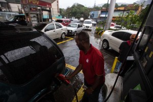 ¡Hecho en socialismo! Regulan a 30 litros la venta de gasolina en varios estados de Venezuela