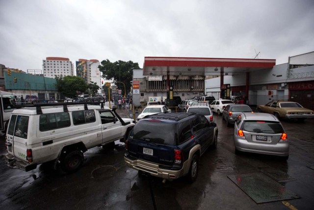 CAR305. CARACAS (VENEZUELA), 24/03/2017.- Fotografía de filas de vehículos para reabastecerse con combustible hoy, viernes 24 de marzo de 2017, en Caracas (Venezuela). Decenas de estaciones de servicio en Venezuela amanecieron hoy con vehículos en cola para abastecerse de gasolina, luego de que la estatal Pdvsa reportara el pasado miércoles un retraso en el transporte de combustible y se registrasen fallos de suministro en al menos cuatro estados centrales. EFE/CRISTIAN HERNÁNDEZ