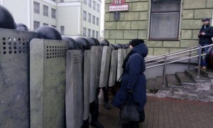 Más de 50 detenidos en una redada de la policía contra una ONG en Bielorrusia