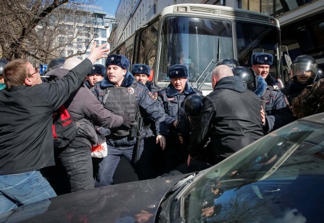 Law enforcement officers scuffles with opposition supporters blocking a van transporting detained anti-corruption campaigner and opposition figure Alexei Navalny during a rally in Moscow, Russia, March 26, 2017. REUTERS/Maxim Shemetov