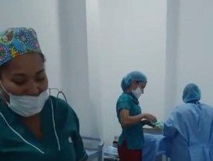 Enfermeras colombianas arman la “conga” en pleno quirófano mientras preparaban a un paciente  (video)