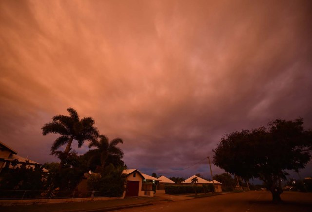Storm clouds gather in the town of Ayr in far north Queensland as Cyclone Debbie approaches on March 27, 2017. Thousands of people including tourists were evacuated on March 27, 2017 as northeast Australia braced for a powerful cyclone packing destructive winds with warnings of major structural damage and surging tides. / AFP PHOTO / PETER PARKS