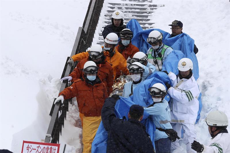 Al menos 8 adolescentes fallecidos por una avalancha de nieve en Japón