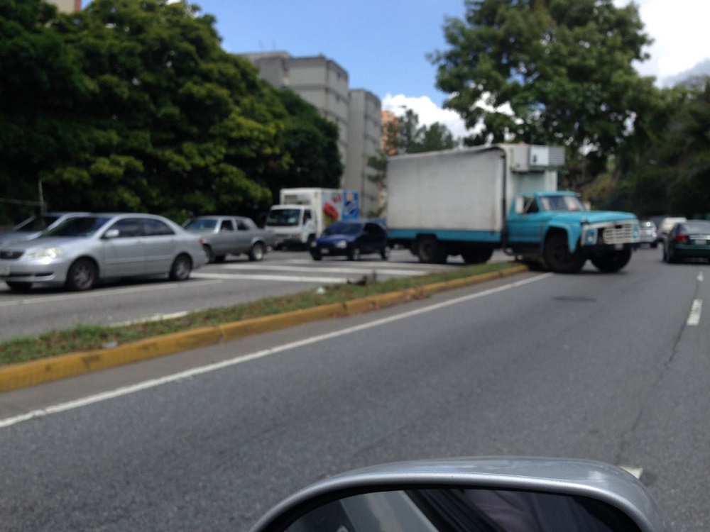 Camión pierde los frenos en la Av. El Hatillo frente al CMDLT. El chofer evitó una tragedia (foto)