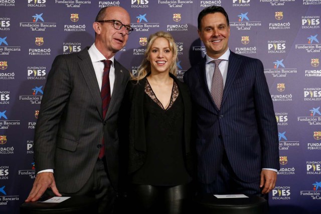 Barcelona's vice-president Jordi Cardoner (L), Colombian singer and founder of Colombian NGO, Fundacion Pies Descalzos, Shakira Mebarak,(C) and La Caixa Foundation's director of social and educational endeavours Xavier Bertolin (R) pose at the Camp Nou stadium in Barcelona on March 28, 2017 during the presentation of the project to build a new school in the restive region of Barranquilla (Colombia), in collaboration with the foundations of FC Barcelona and La Caixa. / AFP PHOTO / PAU BARRENA