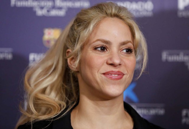 Colombian singer and founder of Colombian NGO, Fundacion Pies Descalzos, Shakira Mebarak, poses at the Camp Nou stadium in Barcelona on March 28, 2017 during the presentation of the project to build a new school in the restive region of Barranquilla (Colombia), in collaboration with the foundations of FC Barcelona and La Caixa. / AFP PHOTO / PAU BARRENA