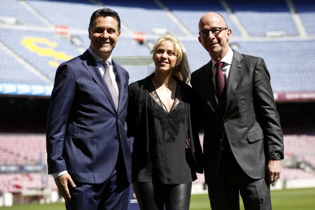 La Caixa Foundation's director of social and educational endeavours Xavier Bertolin (L), Colombian singer and founder of Colombian NGO, Fundacion Pies Descalzos, Shakira Mebarak,(C) and Barcelona's vice-president Jordi Cardoner pose at the Camp Nou stadium in Barcelona on March 28, 2017 during the presentation of the project to build a new school in the restive region of Barranquilla (Colombia), in collaboration with the foundations of FC Barcelona and La Caixa. / AFP PHOTO / Pau Barrena